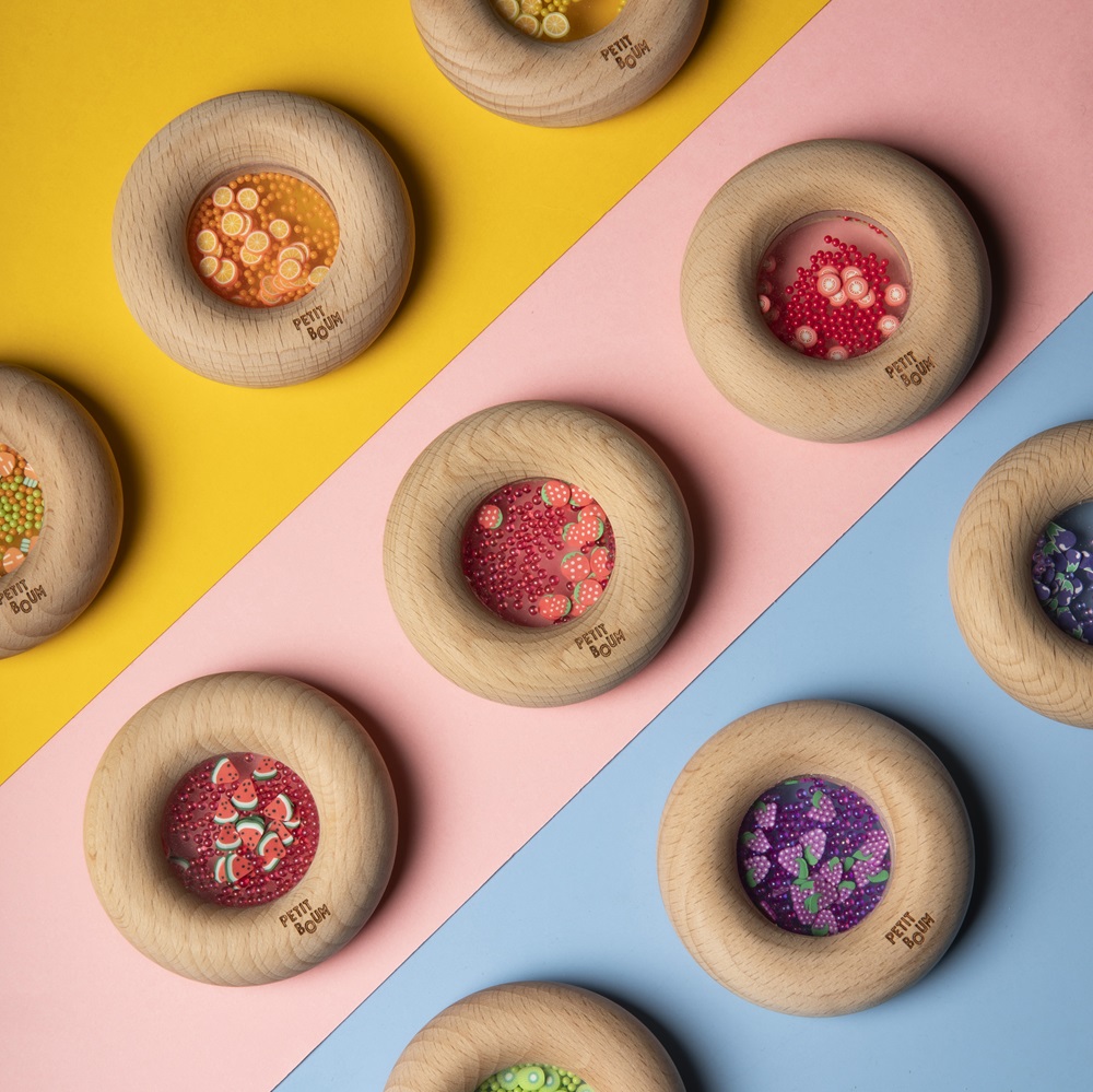 Dieser sensorische Donut von Petit Boum ist wunderschön. Die Beißringe / Rassel aus Holz sind für kleine Kinder und Kinder mit Behinderungen geeignet.