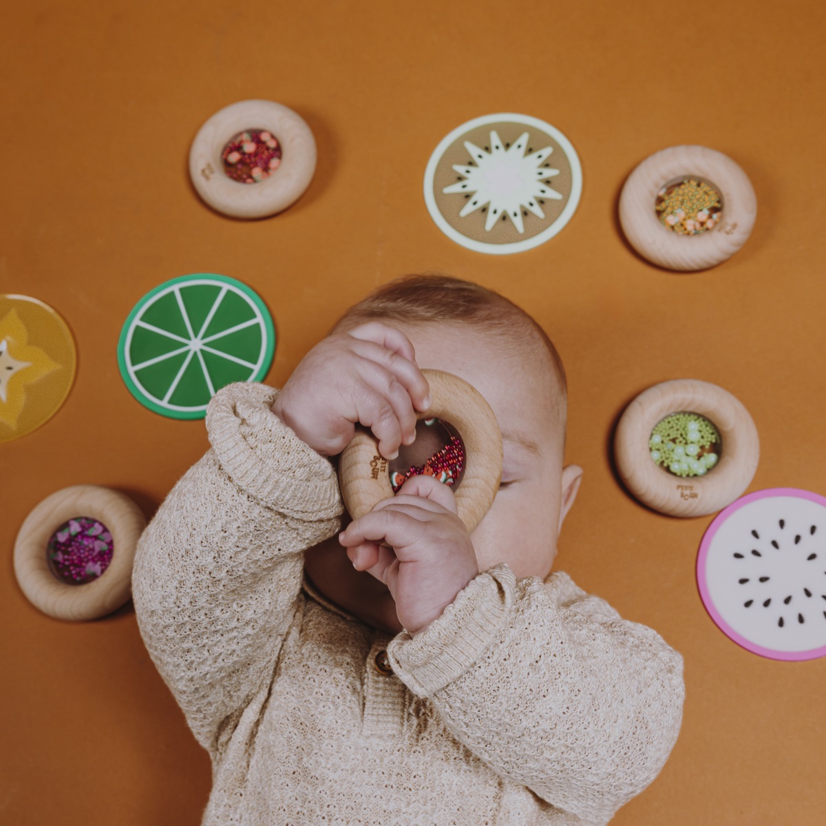Petit Boum Donut ist Rassel und Beißring in einem. Ideales Holzspielzeug, um die Sinne Ihres Kindes zu stimulieren.