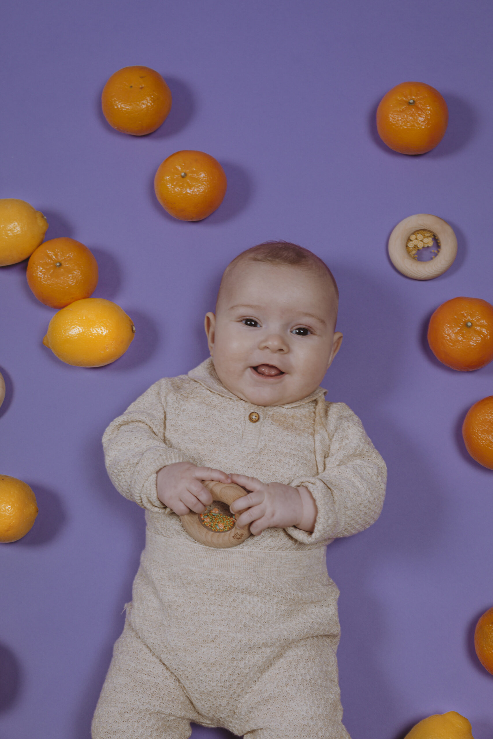 Lernen Sie die Petit Boum sensorischen Donuts aus Holz kennen. Ideal für die visuelle und auditive Erkundung und ist resistent gegen Beißen.