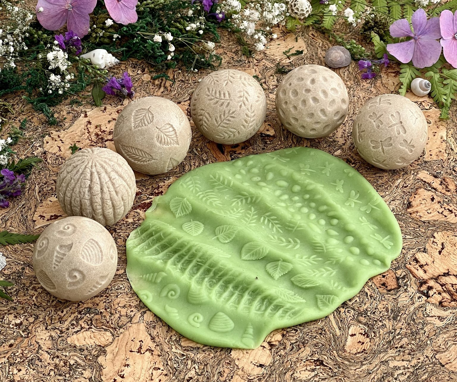 Dieses Set von sensorischen Steinen ist ideal, um alles, was die Natur zu bieten hat, im Sand zu entdecken.