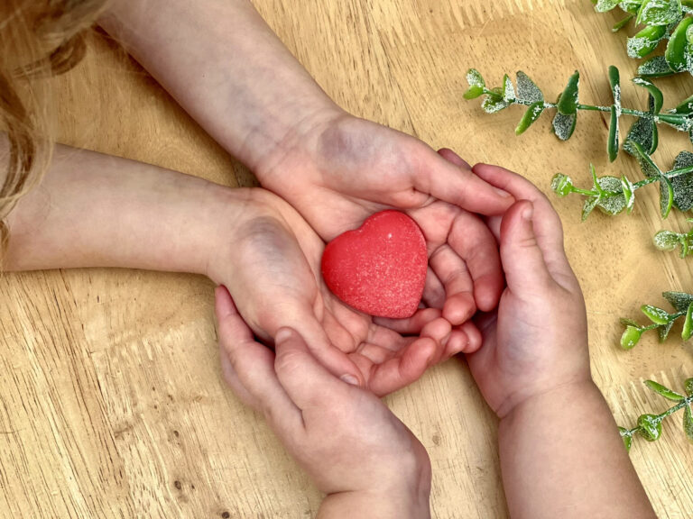 Auf der Suche nach dem perfekten Valentinstagsgeschenk für Kinder? Bereichern Sie ihren Tag mit freudigen und bedeutungsvollen Geschenken! Wählen Sie die Miller Heart Kaukette, die sich ideal für die sensorische Stimulation eignet, oder geben Sie ihnen die Needoh Hearts für ein entspannendes Quetschvergnügen.
