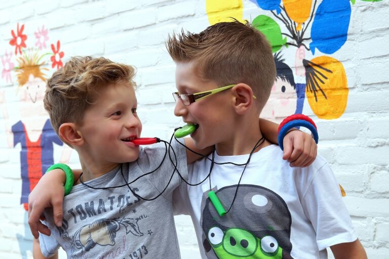 Eine Kaukette kann ein wertvolles Hilfsmittel für Kinder sein, die Schwierigkeiten mit der Selbstregulierung oder übermäßigem Kauen an ungeeigneten Gegenständen haben.