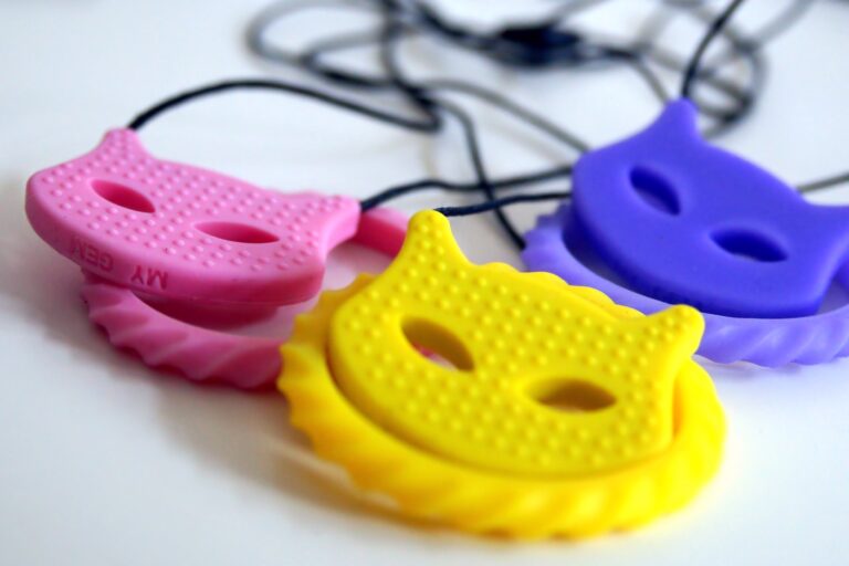 Beißketten für zusätzliche sensorische Stimulation: Ideal für Kinder (und Erwachsene), die zusätzliche Reize benötigen. Mit unterschiedlichen Texturen und Materialien hilft dieser Kauschmuck bei der Selbstregulation, Beruhigung und Verbesserung der Konzentration.