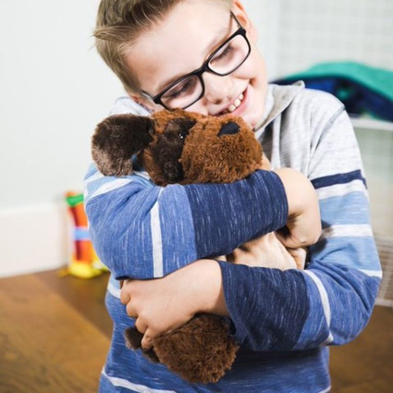 Das 2,3 kg schwere Welpengewichtskissen bietet eine beruhigende Tiefendruckstimulation, die speziell entwickelt wurde, um Angstzustände und Unruhen zu reduzieren.