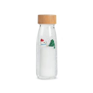 Entdecke die Petit Boum Move Bottle Winter, eine magische Sensorflasche voller Winterszenen und schwebenden Überraschungen.