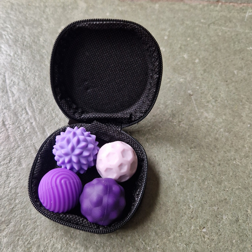 Dieses magnetische Fidget-Spielzeug ist großartig: Das Set besteht aus 4 magnetisch strukturierten Kugeln, die dich zum Fidget einladen und Fokus bieten