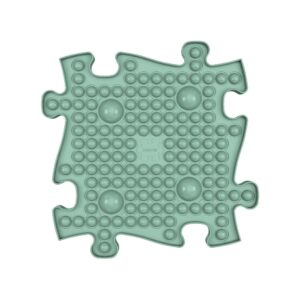 Das Kind spielt gerne auf einer bunten POP IT orthopädischen Spielmatte von MUFFIK. Die Spielmatte kombiniert Spaß mit orthopädischer Unterstützung, stimuliert Reflexzonen und fördert eine gesunde Fußentwicklung.