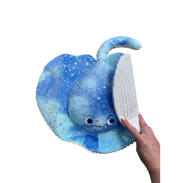 Taktilgewichtetes, kuscheliches Spielzeug Pintail Ray mit weichem Stoff unterstützt das emotionale Wohlbefinden und beruhigt ängstliche Kinder.