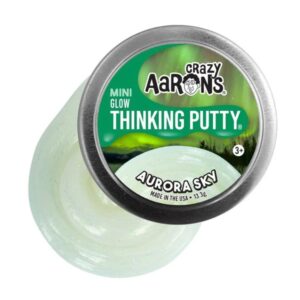 Entdecken Sie Crazy Aarons Aurora Sky Putty, eine hellgrüne Knetmasse, die mit farbwechselndem Glitzer schimmert und abends grün leuchtet.