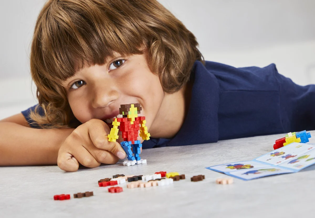 Plus-Plus Basic bevat 100 kleurrijke bouwstenen voor eindeloze 2D- en 3D-creaties. Stimuleert creativiteit en fijne motoriek bij kinderen.