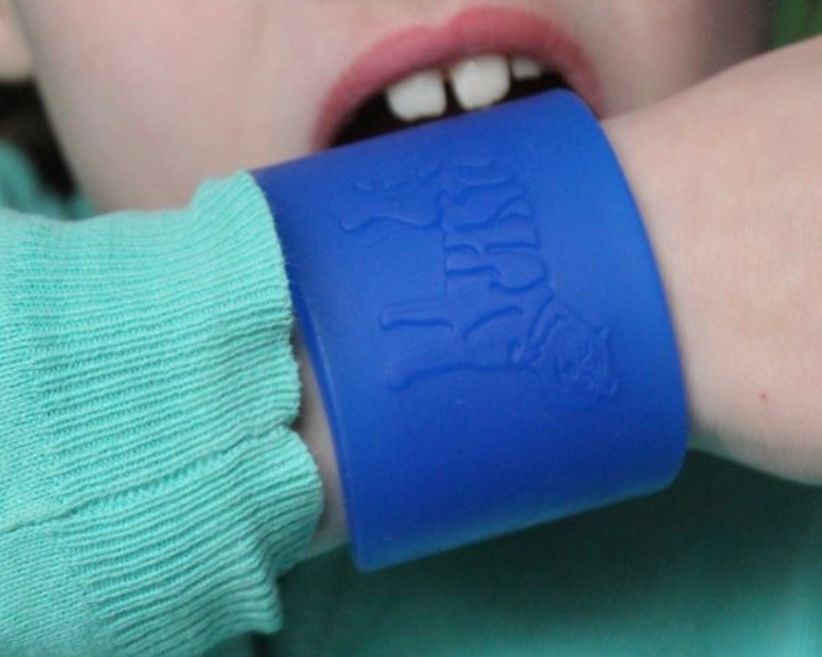 Das Tactile Tiger Chew Bracelet ist ein texturiertes, sensorisches Kauarmband, das speziell für Kinder entwickelt wurde, die Kaureize und taktile Eingaben benötigen.