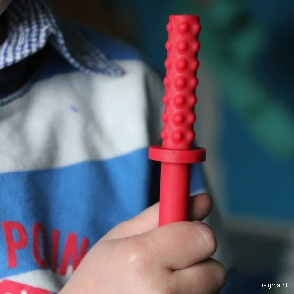 Der Chew stixx Junior Kauriegel unterstützt das Kaubedürfnis, die Stabilität des Kiefers und die Verarbeitung sensorischer Reize. Auch geeignet als Handfidget.