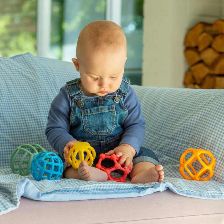Tickit flexible Bälle sind für Kinder leicht zu greifen und sicher mit dem Mund zu erkunden