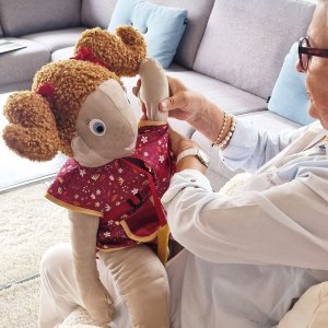 Die Oliz Lise ist die gewichtete Demenzpuppe für mehr Frieden, Sicherheit und Schutz im Alltag. Dank seiner einzigartigen Kombination aus Gewicht und Textur bietet es die ultimative sensorische Unterstützung.